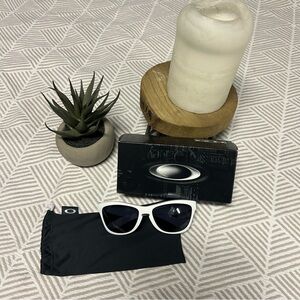 Oakley Jupiter Sunglasses 42-228 Polished White/Grey